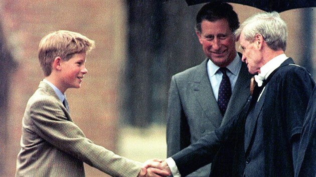 Princ Harry a princ Charles při nástupu na prestižní školu Eton College (Eton, 2. září 1998)