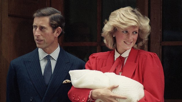Princ Charles, princezna Diana a jejich druhorozen syn princ Harry pi odchodu z porodnice (Londn, 16. z 1984)