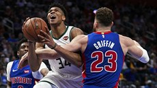 Janis Adetokunbo se zkouší prosadit přes Blakea Griffina. Janis Adetokunbo se zkouší prosadit přes Blakea Griffina.