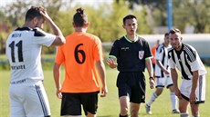 KLID, PÁNOVÉ. Hlavní rozhodčí Žan Čchen gestem usměrňuje hráče v utkání... KLID, PÁNOVÉ. Hlavní rozhodčí Žan Čchen gestem usměrňuje hráče v utkání...