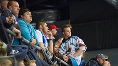 Rezignovaní fanouci hokejového Chomutova se louí s extraligou.