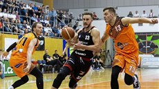 V ÚTOKU. Svitavský Sean OBrien se řítí ke koši Ústí mezi Martinem Davidem... V ÚTOKU. Svitavský Sean OBrien se řítí ke koši Ústí mezi Martinem Davidem...