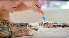 Reklama na značku Gillette, kde si dívka holí ruce, pobouřila uživatele na... Reklama na značku Gillette, kde si dívka holí ruce, pobouřila uživatele na...