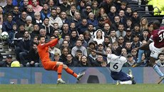 Michail Antonio z West Hamu (vpravo) skóruje v utkání proti Tottenhamu. Michail Antonio z West Hamu (vpravo) skóruje v utkání proti Tottenhamu.
