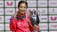 Čínská stolní tenistka Liou Š'-wen pózuje s trofejí pro mistryni světa ve... Čínská stolní tenistka Liou Š'-wen pózuje s trofejí pro mistryni světa ve...