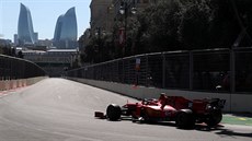Charles Leclerc z Ferrari v kvalifikaci na Velkou cenu Ázerbájdánu.