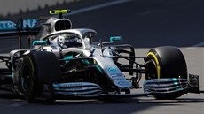 Valtteri Bottas se svým vozem Mercedes projídí kvalifikací na Velkou cenu...