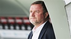 Plzeňský trenér Pavel Vrba s úsměvem pozoruje zápas svého týmu s Duklou. Plzeňský trenér Pavel Vrba s úsměvem pozoruje zápas svého týmu s Duklou.