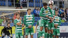 Zeď tvořená fotbalisty Bohemians nadskakuje v utkání proti Slovácku. Zeď tvořená fotbalisty Bohemians nadskakuje v utkání proti Slovácku.