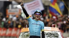 Dán Jakob Fuglsang z Astany oslavuje své vítězství v závodě... Dán Jakob Fuglsang z Astany oslavuje své vítězství v závodě...