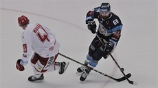 Třinecký Patrik Husák (vlevo) v souboji s libereckým Markem Zacharem během... Třinecký Patrik Husák (vlevo) v souboji s libereckým Markem Zacharem během...