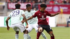 Matheus Pereira z Norimberku (vpravo) v souboji s Kingsleym Comanem (vlevo) a... Matheus Pereira z Norimberku (vpravo) v souboji s Kingsleym Comanem (vlevo) a...
