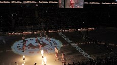 Tinetí hokejisté vstupují na led Werk Areny bhem finálového zápasu play off...