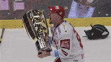 Tinecký kapitán Martin Adamský s pohárem pro vítze hokejové extraligy.