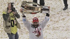 Třinecký Martin Růžička oslavuje s pohárem pro vítěze hokejové extraligy. Třinecký Martin Růžička oslavuje s pohárem pro vítěze hokejové extraligy.