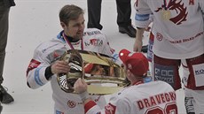 Třinecký Jiří Polanský předává pohár pro vítěze extraligy spoluhráči Vladimíru... Třinecký Jiří Polanský předává pohár pro vítěze extraligy spoluhráči Vladimíru...