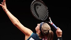 Karolína Muchová servíruje ve fedcupové baráži. Karolína Muchová servíruje ve fedcupové baráži.