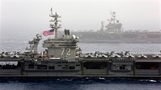 Americké letadlové lodě USS Abraham Lincoln (CVN 72) a USS John C. Stennis (CVN... Americké letadlové lodě USS Abraham Lincoln (CVN 72) a USS John C. Stennis (CVN...