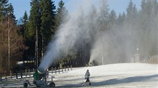 Stadion v Bedichov dnes zasnují s pomocí dvou starích dl. Hadice jsou ale...