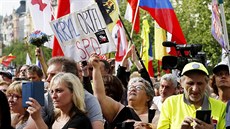 Demonstrace proti "diktátu Evropské unie" na Václavském námstí v Praze. (25....