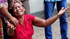 Píbuzná jedné z obtí útoku ve srílanském kostele svatého Antonína truchlí nad...