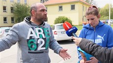 Rodina z vyhořelé ubytovny v Kladně žije v tělocvičně, stěžuje si na zápach. Rodina z vyhořelé ubytovny v Kladně žije v tělocvičně, stěžuje si na zápach.