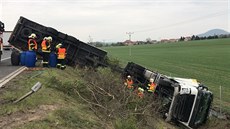 Na dálnici D8 se převrátil náklaďák s přívěsem Na dálnici D8 se převrátil náklaďák s přívěsem