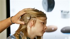 Aby slyšel, musel malý Martin téměř jedenáct let nosit na hlavě speciální... Aby slyšel, musel malý Martin téměř jedenáct let nosit na hlavě speciální...