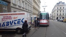 Špatně zaparkovaná dodávka na zhruba půl hodiny znemožnila tramvajím průjezd... Špatně zaparkovaná dodávka na zhruba půl hodiny znemožnila tramvajím průjezd...