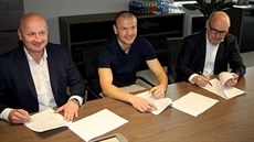 Adam Hloušek podepisuje s Plzní tříletou smlouvu. Vpravo plzeňský majitel Tomáš... Adam Hloušek podepisuje s Plzní tříletou smlouvu. Vpravo plzeňský majitel Tomáš...