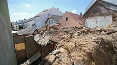V okolí pobořeného památkově chráněného domu s číslem popisným 205 se začali... V okolí pobořeného památkově chráněného domu s číslem popisným 205 se začali...