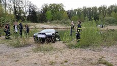 Pardubití hasii v nedli veer vytahovali auto z rybníka.
