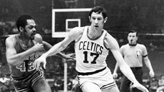 John Havlicek (vpravo) v dresu Boston Celtics. Útoí kolem Walta Hazzarda z...