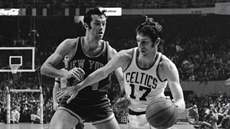 John Havlicek (vpravo) v dresu Boston Celtics, obchází Billa Bradleyho z New...