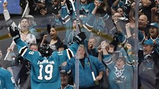 Joe Thornton ze San Jose slaví a fanoušci a s ním. Joe Thornton ze San Jose slaví a fanoušci a s ním.