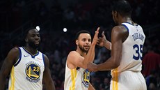 Stephen Curry (uprostřed) a Draymond Green gratulují Kevinu Durantovi k jeho... Stephen Curry (uprostřed) a Draymond Green gratulují Kevinu Durantovi k jeho...
