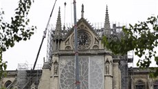 Chrám Notre-Dame, poniený poárem, zakrývají sít v rámci chystaných...