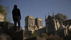 Joggerka se dívá na chrám Notre-Dame v Paíi (20. 4. 2019)