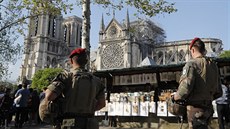 Francouztí vojáci u katedrály Notre-Dame v Paíi (19. dubna 2019)