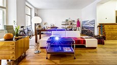 V obývacím pokoji je dost prostoru pro unikátní designový nábytek, ale i školní... V obývacím pokoji je dost prostoru pro unikátní designový nábytek, ale i školní...