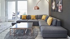 V obývacím pokoji se výborn dopluje edá barva s mdným detaily a nápadit...