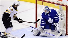 Torontský branká Frederik Andersen elí anci Marcuse Johanssona z Bostonu.