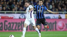 Jordan Veretout z Fiorentiny v souboji s Beratem Djimsitim z Bergama. Jordan Veretout z Fiorentiny v souboji s Beratem Djimsitim z Bergama.