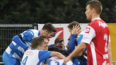 Fotbalisté Ústí nad Labem se radují z gólu v zápase s Pardubicemi. Fotbalisté Ústí nad Labem se radují z gólu v zápase s Pardubicemi.
