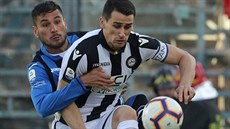 Jose Palomino (vlevo) z Bergama v souboji s Kevinem Lasagnou z Udine. Jose Palomino (vlevo) z Bergama v souboji s Kevinem Lasagnou z Udine.