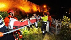 Muž nešťastnou náhodou spadl z vyšehradských hradeb, odvezla ho záchranka. (24.... Muž nešťastnou náhodou spadl z vyšehradských hradeb, odvezla ho záchranka. (24....