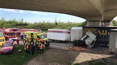 Nehoda čtyř kamionů na Pražském okruhu. (26. 4. 2019) Nehoda čtyř kamionů na Pražském okruhu. (26. 4. 2019)