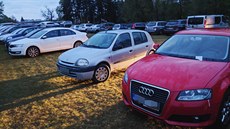 Fanoušci si udělali vlastní parkoviště u Tyršových sadů. Fanoušci si udělali vlastní parkoviště u Tyršových sadů.