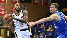 Bracey Wright (vlevo) z Nymburka útočí kolem Jana Křivánka z USK Praha. Bracey Wright (vlevo) z Nymburka útočí kolem Jana Křivánka z USK Praha.