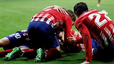 Fotbalisté Atlétika Madrid slaví gól Ángela Correy. Fotbalisté Atlétika Madrid slaví gól Ángela Correy.